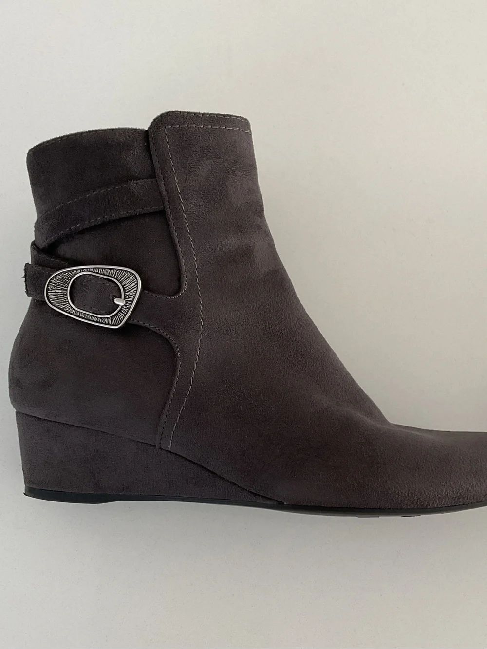 Impo sleek suede